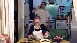 Немецкую мамку трахнули в жопу рукой и огурцом