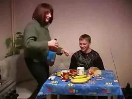 Под пивко классно идет любая соседская мамка