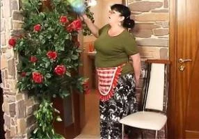 Старая русская бабка в очках с большой жопой