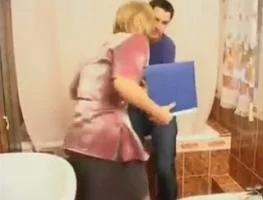 Учительница подсматривает за студентом в туалете