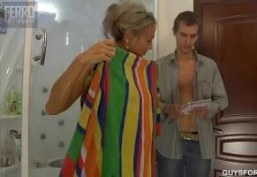 Сперва подглядывал за мамкой друга, а потом трахнул в ванне