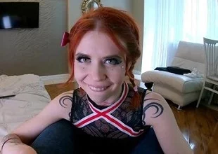 Рыжая встала раком под русский анал, но русские сиськи не показала