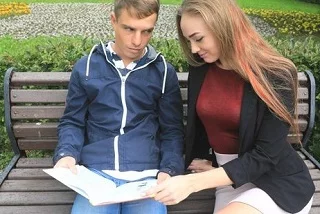 Русскую девушку возбудил читающий парень и она захотела секса