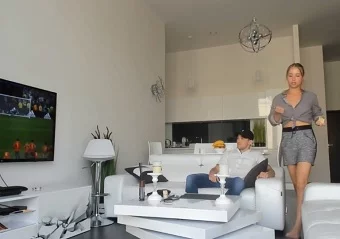 Официантка в спорт баре потрахалась с клиентом