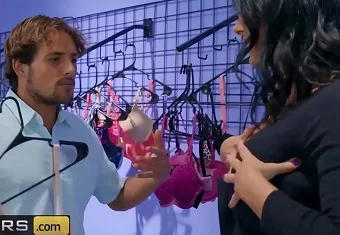 Мамочка из Brazzers трахает продавцов