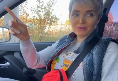 Русская милфа забыла деньги и таксист увёз её на заброшку