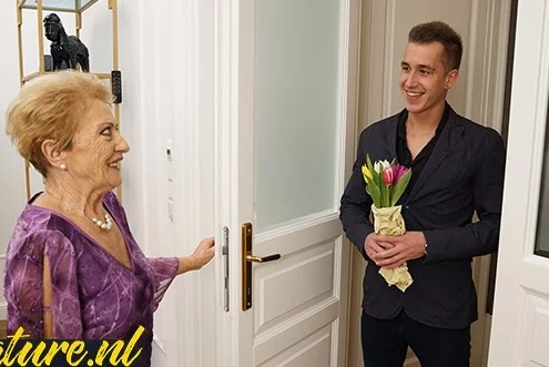 Старая мамка ждет секс свидания с молодым