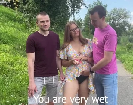 Предложили денег гуляющей русской милфе