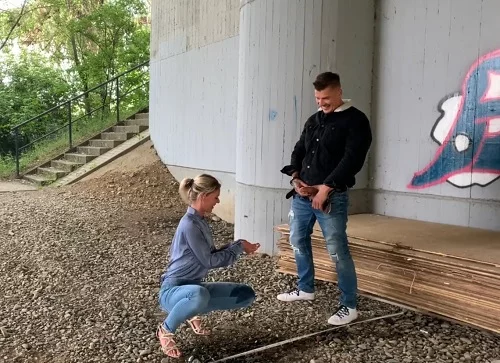Мамка зашла под мост, чтобы поссать, но в итоге обоссали её