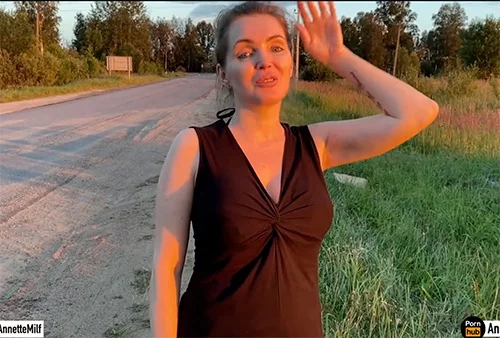 Полуголая мачеха пошла загорать и попросила пасынка не приходить