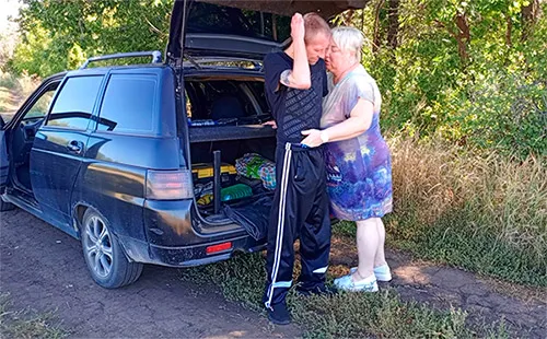 Мы выехали с мачехой в лес, и эта старая сучка сама полезла ко мне в штаны