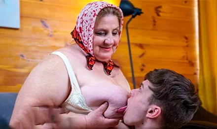 Бабка в платочке - что может быть еще сексуальнее для молодого извращенца?!
