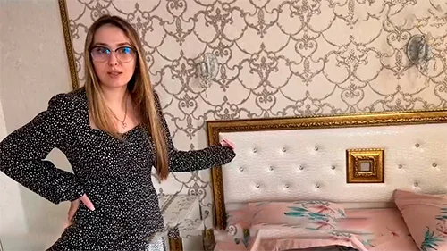 "Нет, ты не будешь спать на полу, ты будешь спать со мной в кровати" - номер с мачехой на двоих