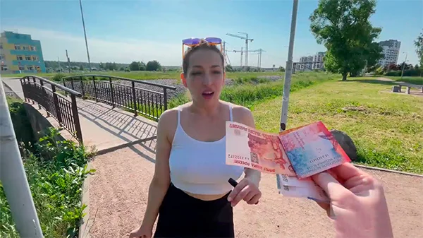За двушку показала сиськи, а за пятерик позвала к себе в гости
